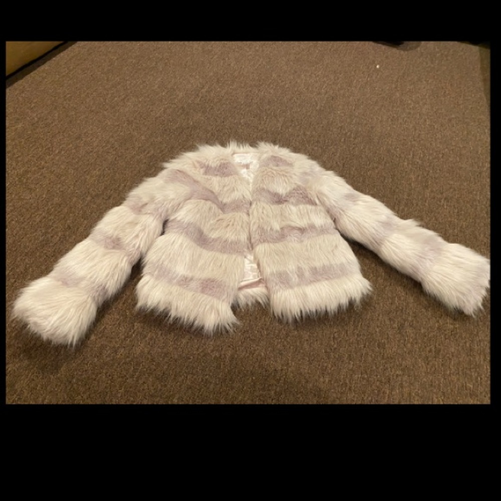 Like NEW Venus Women’s Extra Small Faux short fur jacket white warm super sexy